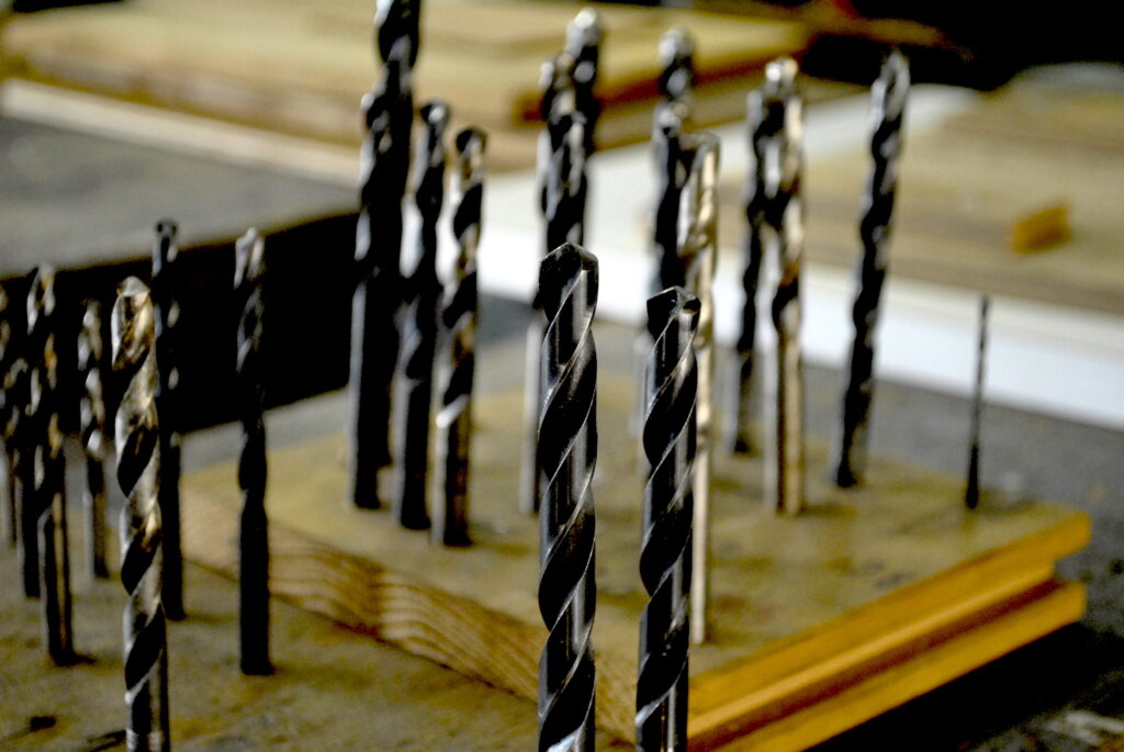 鉄工材料は角パイプや鉄板など、非常に多岐にわたっております。
デザインと用途によって厚みや形状の選択をおこないます。