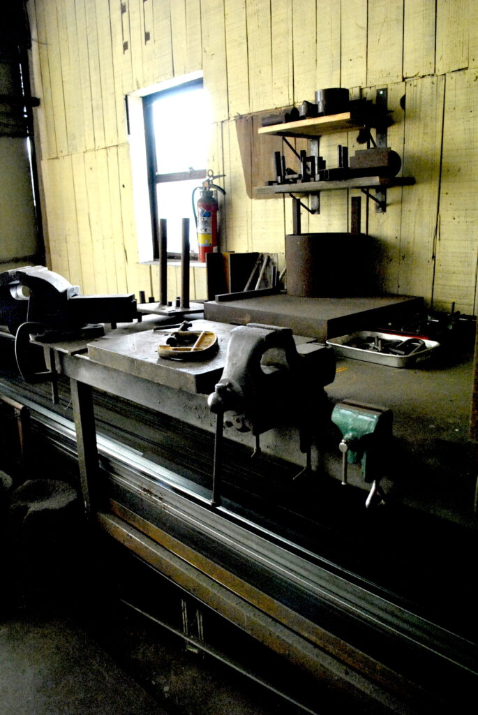 鉄工材料は角パイプや鉄板など、非常に多岐にわたっております。
デザインと用途によって厚みや形状の選択をおこないます。