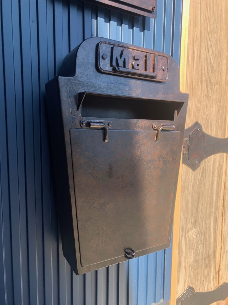 壁面　大型オブジェサイン　 大阪　富田林　鉄　シャビー　レトロ　クロカワ　大阪　DIY オーダーメイド　家具　門扉　手作り　アンティーク　ハンドメイド　鉄脚　近畿　アイアン