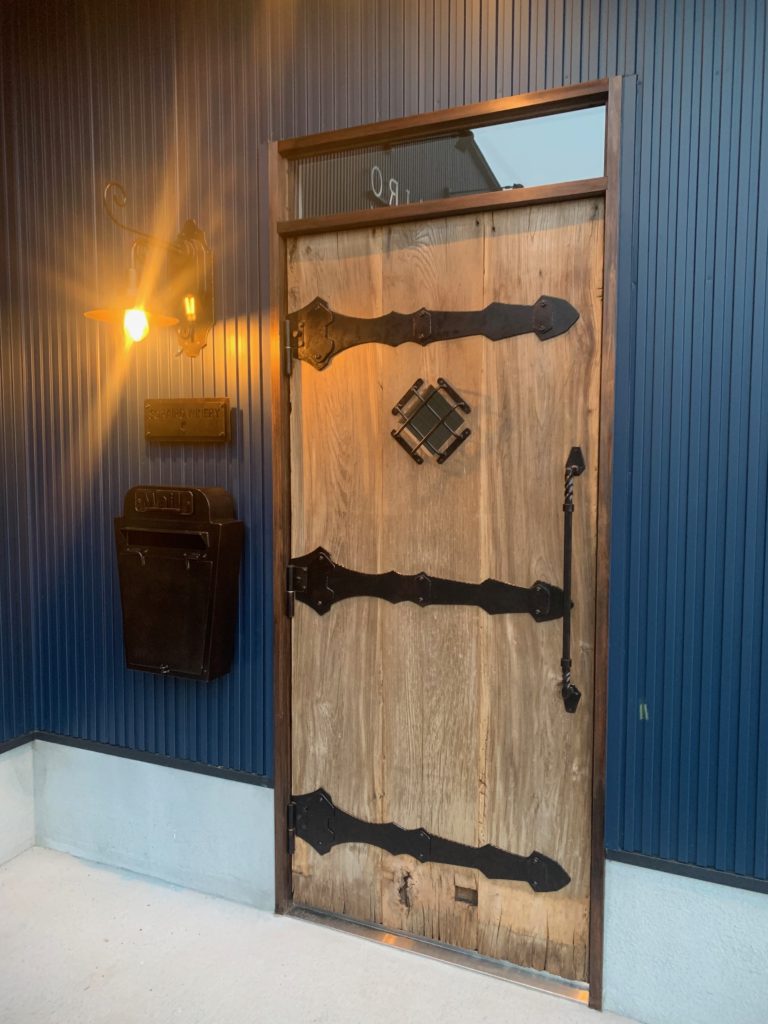 壁面　大型オブジェサイン　 大阪　富田林　鉄　シャビー　レトロ　クロカワ　大阪　DIY オーダーメイド　家具　門扉　手作り　アンティーク　ハンドメイド　鉄脚　近畿　アイアン