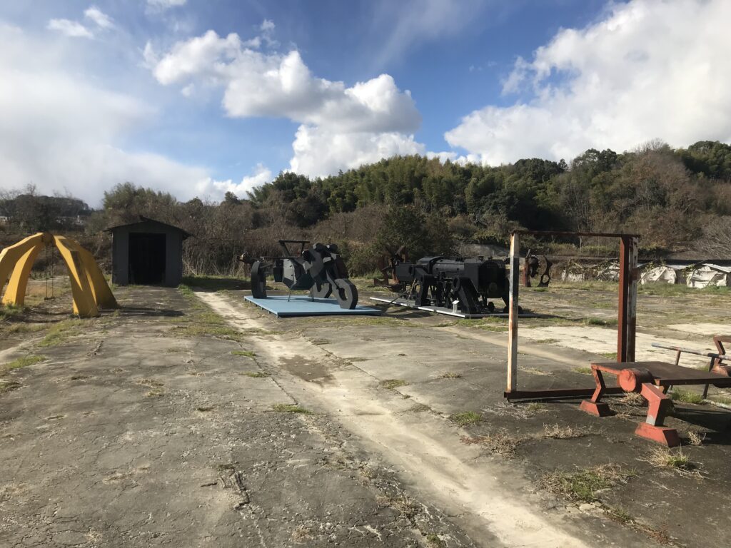 鉄工材料は角パイプや鉄板など、非常に多岐にわたっております。 デザインと用途によって厚みや形状の選択をおこないます。