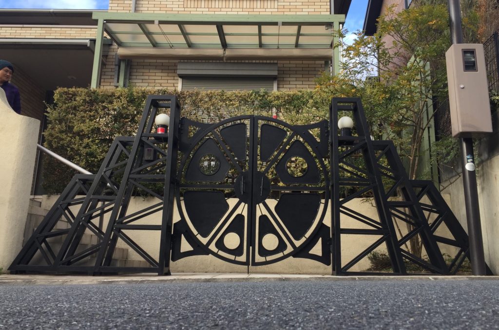 壁面　大型オブジェサイン　 大阪　富田林　鉄　シャビー　レトロ　クロカワ　大阪　DIY オーダーメイド　家具　門扉　手作り　アンティーク　ハンドメイド　鉄脚　近畿　アイアン