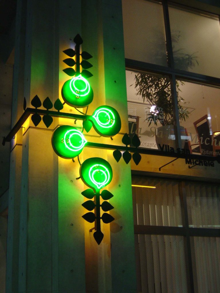 壁面　大型オブジェサイン　 大阪　富田林　鉄　シャビー　レトロ　クロカワ　大阪　DIY オーダーメイド　家具　門扉　手作り　アンティーク　ハンドメイド　鉄脚　近畿　アイアン